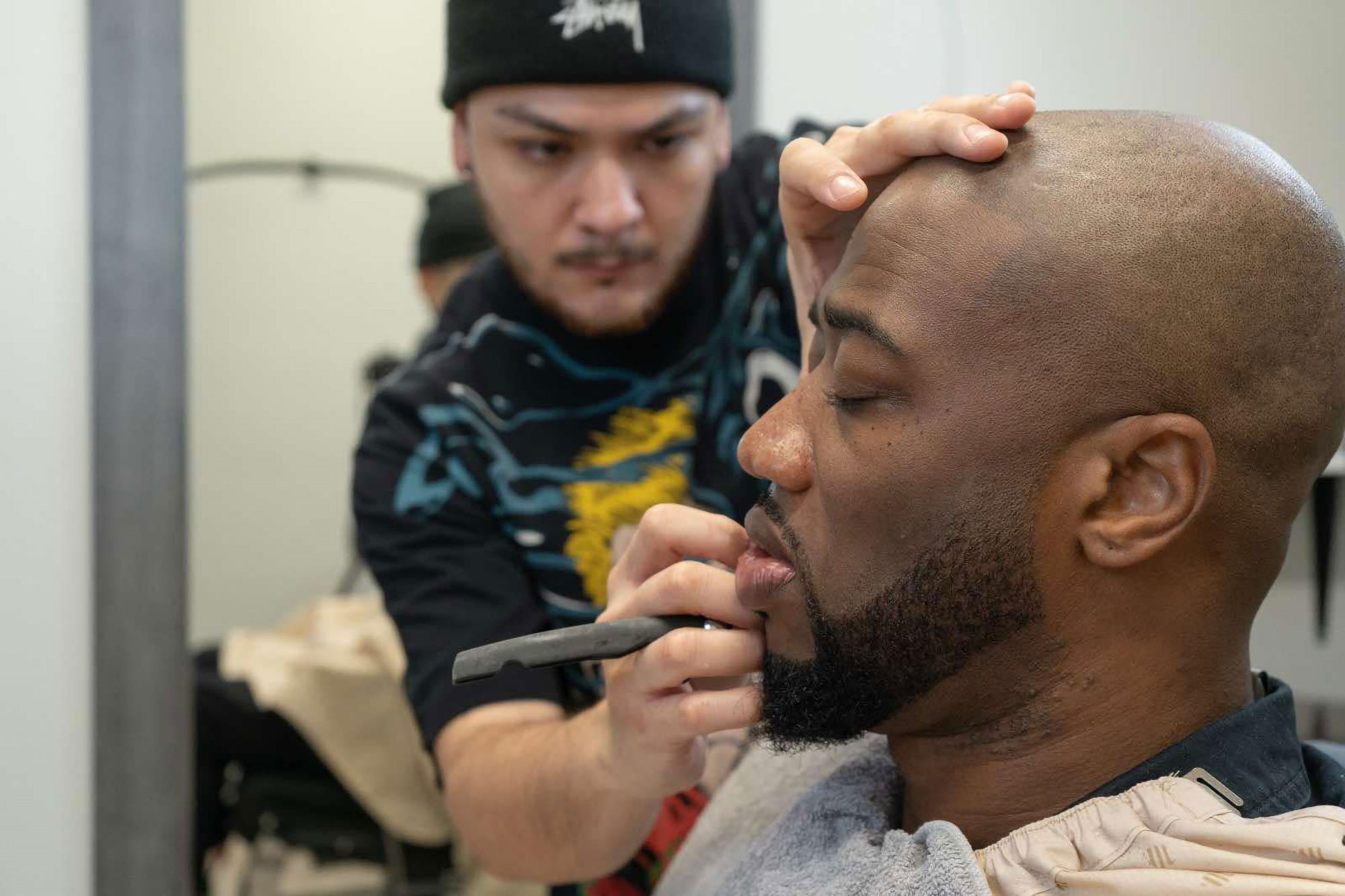 Barber delivering mens haircut and shave in Houston